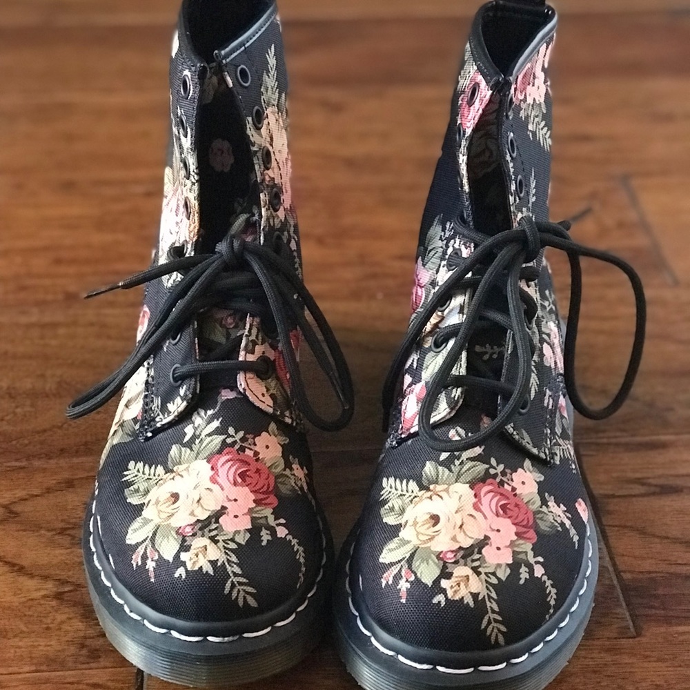 Dr Doc Martens Size 7 Black Floral 1460 Boots